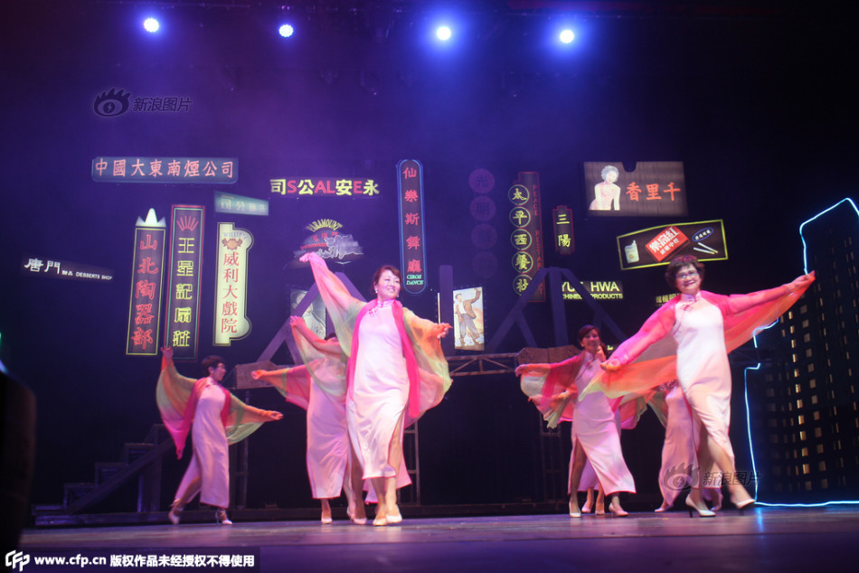 1 7 2015年10月3日,上海旅游节海派风情旗袍秀"海上旗缘"舞台表演在