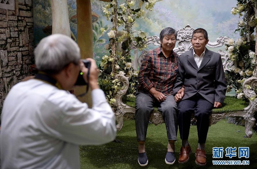 上海30多对老人免费拍合影记录金婚