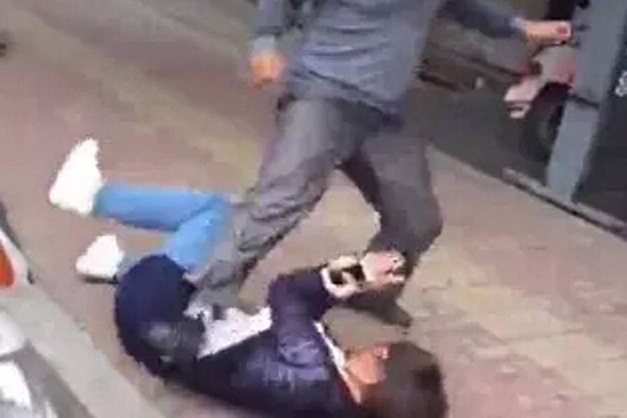 骑摩托发生碰撞 男子对女子拳打脚踢