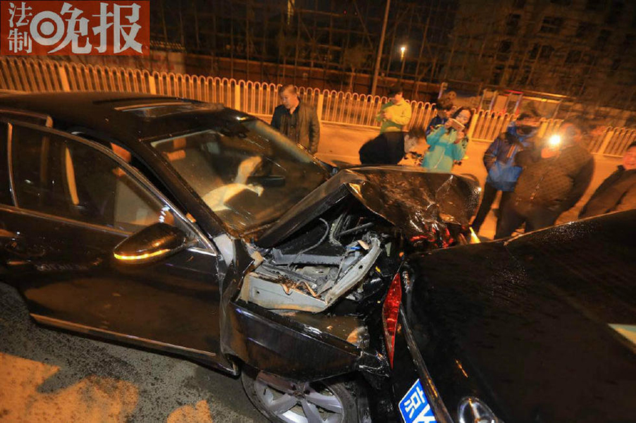 北京海淀区一黑色帕萨特连撞6车 醉酒男下车称“代驾跑了”