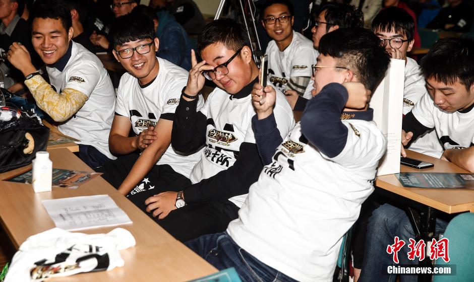 北大清华学生电竞对抗 学霸变身游霸