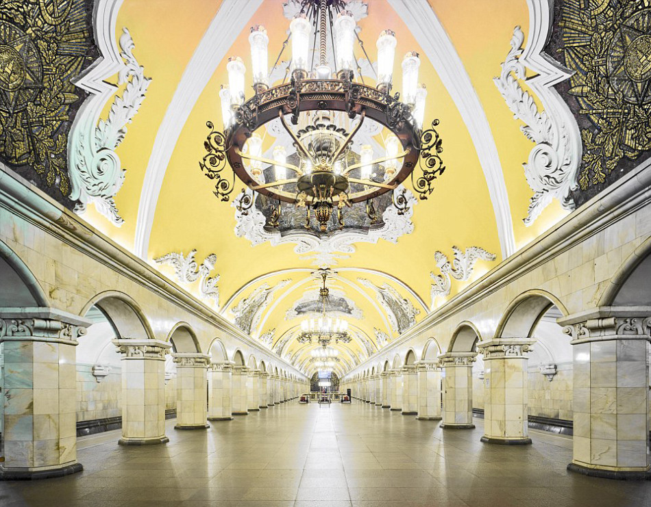 探访莫斯科地铁站 富丽堂皇如宫殿