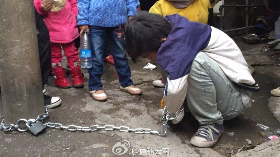 男童被母亲用铁链锁街头电线杆示众