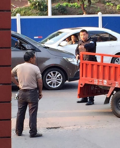 儿子为母撑腰与继父当街持刀"决一死战" 警察掏枪
