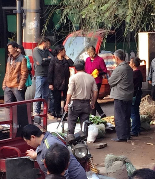 儿子为母撑腰与继父当街持刀"决一死战" 警察掏枪