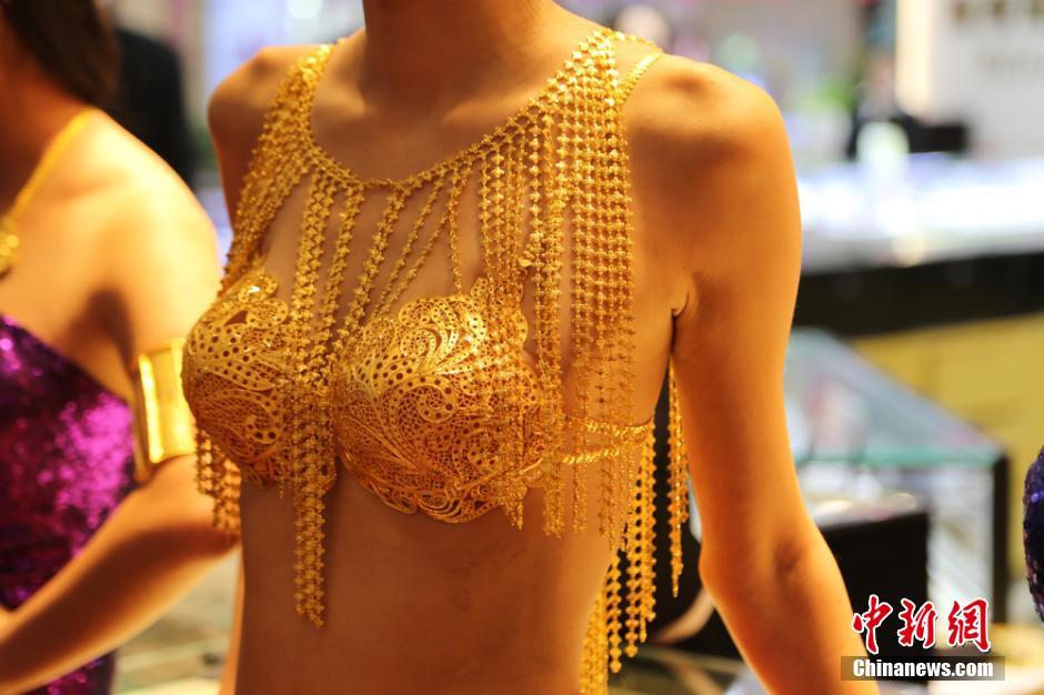 黄金内衣高清图片_高清内衣美女