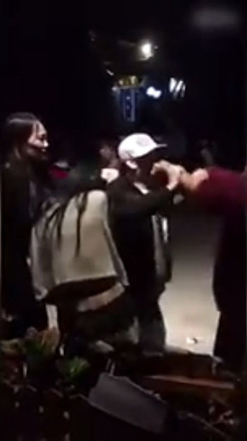  大妈为女儿出头  街头暴打女婿情妇_扬子晚报网