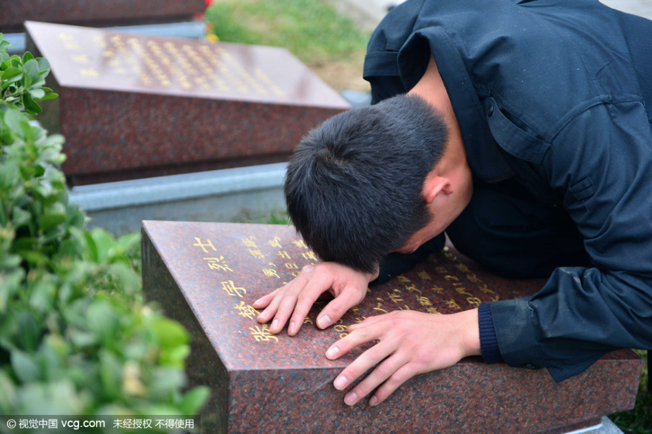 天津爆炸百日 烈士母亲墓前痛哭_高清图集_新浪网