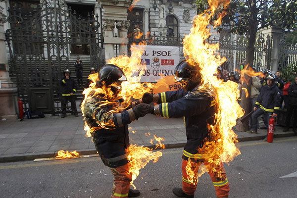 要求改善体制 西班牙消防员自焚抗议