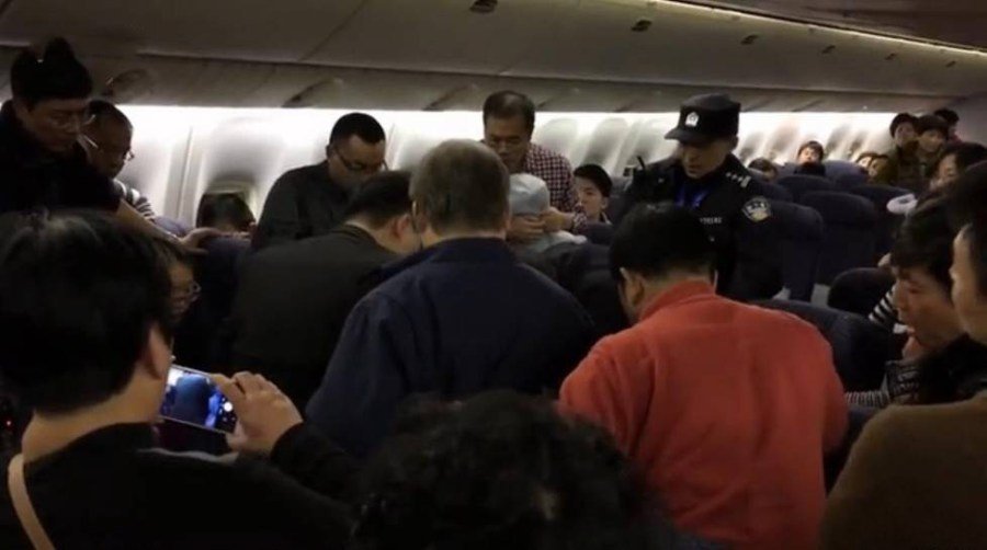 男子大闹上海飞纽约航班 被拒载抬下飞机