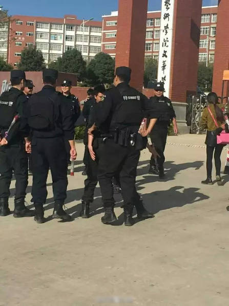 一大群特警出现在学校门口(来自:京华时报)