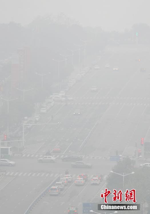 南昌遭雾霾锁城 城市高楼如"空中楼阁"