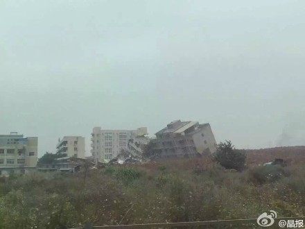 20日下午新闻发布会上，深圳市政府副秘书长兼任市人民政府办公厅副主任李一康透露，此次事故有22栋厂房被掩埋，涉及15家公司。现场已安全撤离900多人，救出被困人员4人，3人为轻伤，暂无生命危险。另一人未受伤。