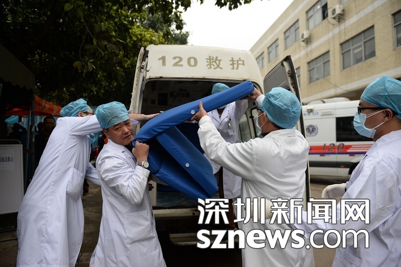 图为医护人员在现场奋力救援。