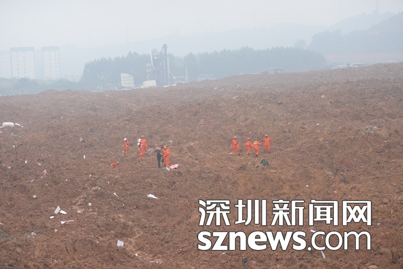 图为消防人员在救援现场。