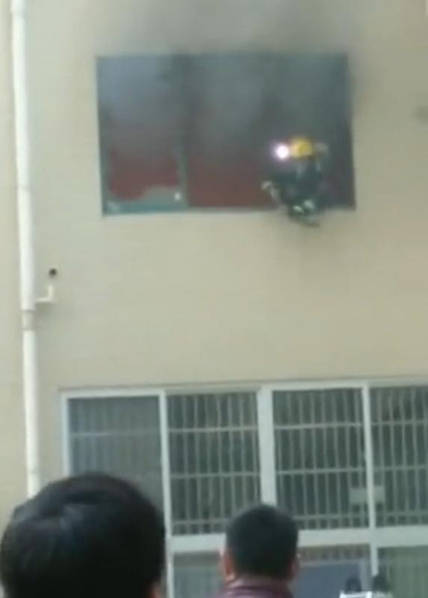 消防员烧成火人跳楼瞬间