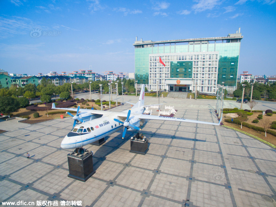 霸气!杭州镇政府办公 楼前停客机当装饰  - 三湘