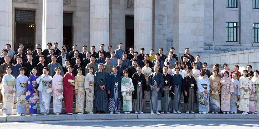 日本美女议员穿和服参加国会