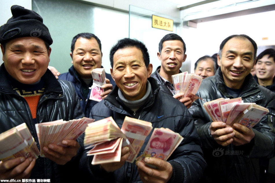 安徽亳州:农民工喜领拖欠工资款