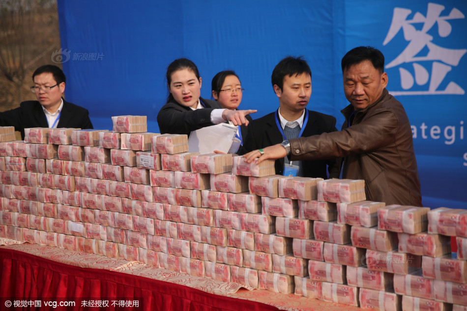 开发商摆2000万发工资 人民币堆成山