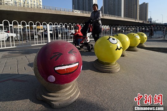 太原街头卡通表情隔离墩"萌哒哒"
