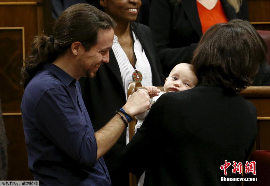 西班牙大选后首次会议 女议员抱娃亮相 -- 佛山