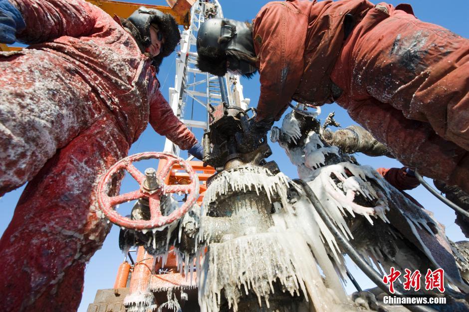 内蒙古油田工人零下34度坚守岗位 - 新闻频道