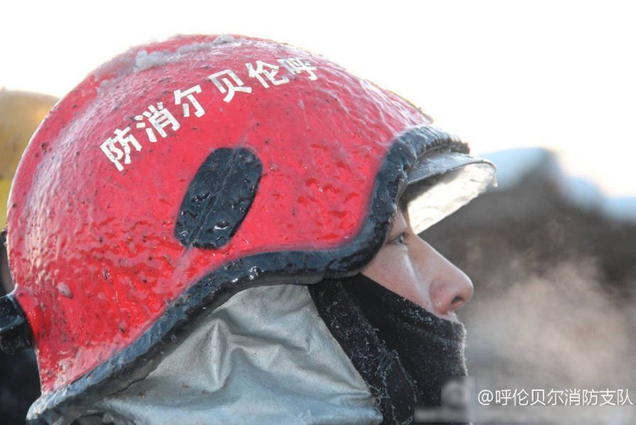 内蒙古消防员战斗服火场被冻硬 瞬间结冰 -- 佛