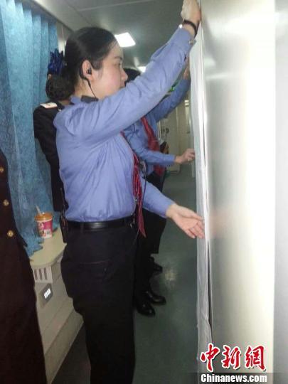 孕妇在回乡列车上产子 众人携手搭产房现场组图