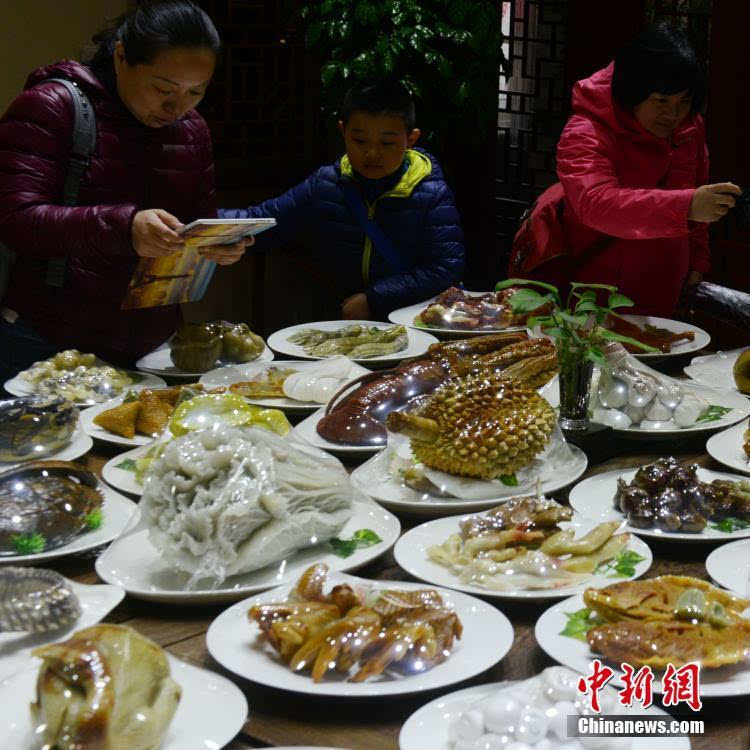143道菜!这桌的满汉全席全是石头做的
