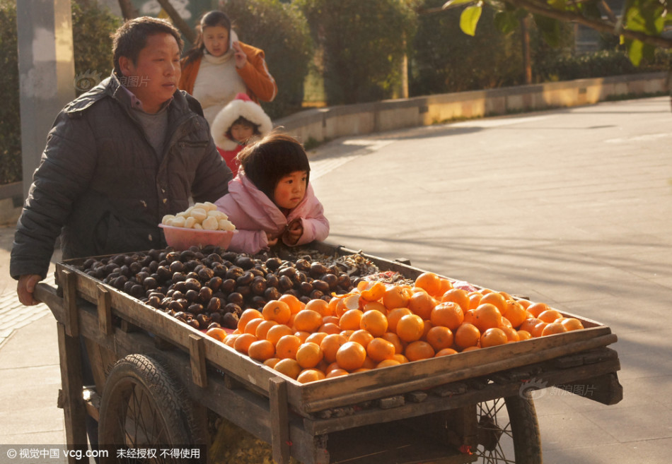 4岁女童春节帮爸爸卖水果补贴家用 - 新闻频道