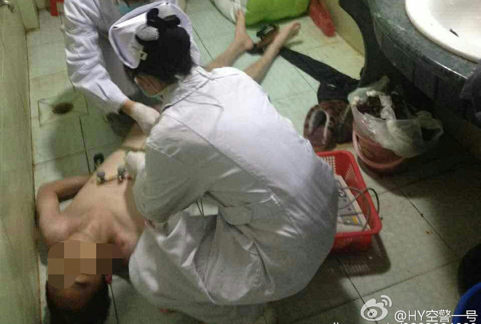 广东一对未婚情侣洗澡时中毒身亡现场组图 原定春节后摆酒