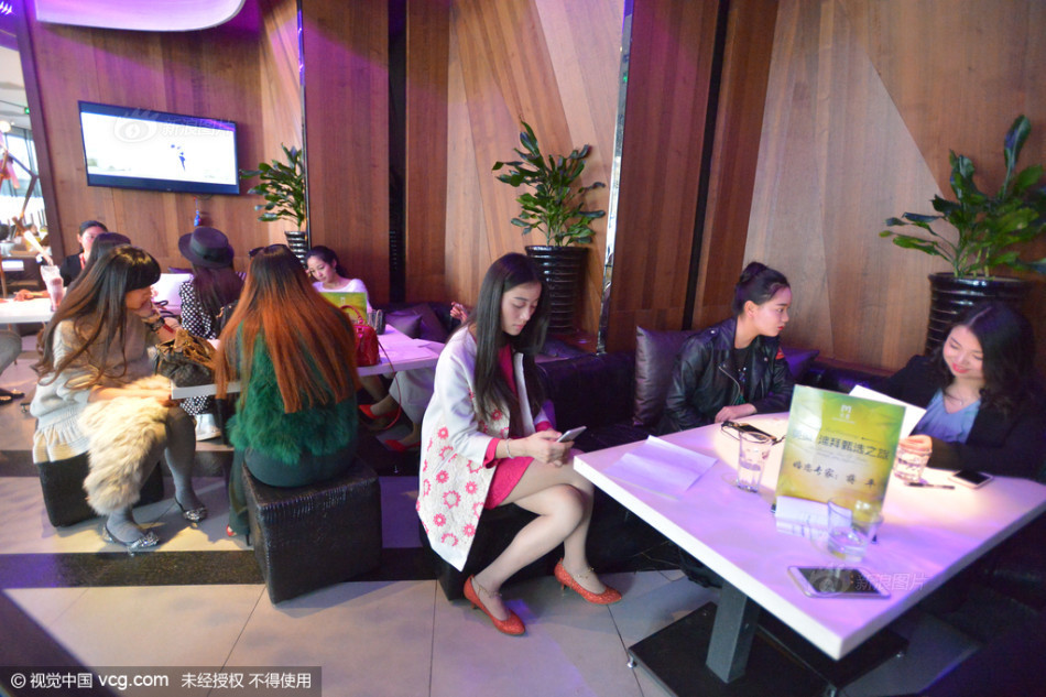 成都美女参加富豪相亲海选 胜者与富豪游迪拜