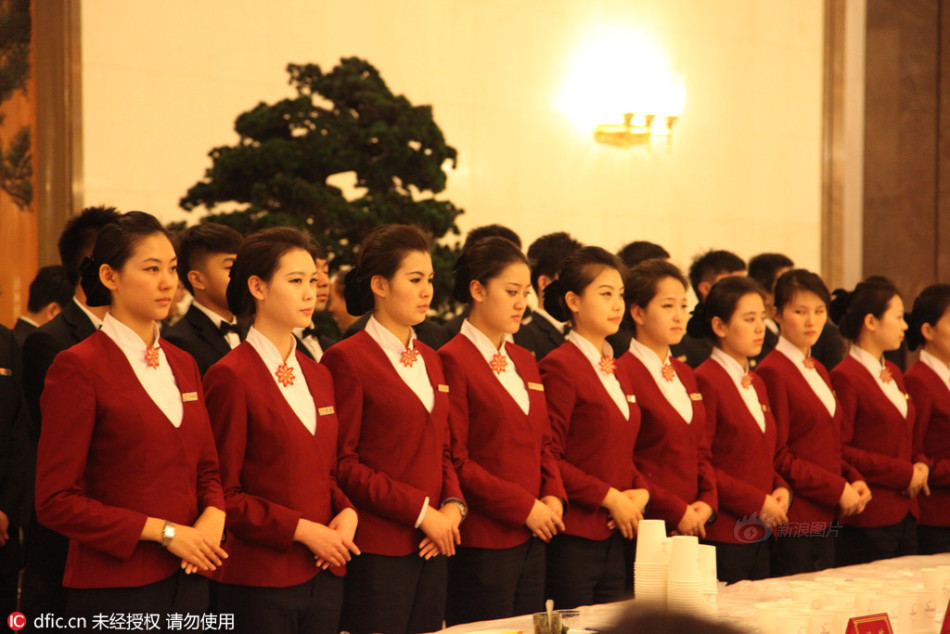 不简单一杯茶 历届两会女服务员颜值大pk
