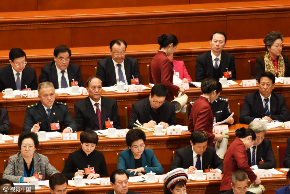 两会主席台女服务员倒水动作整齐划一