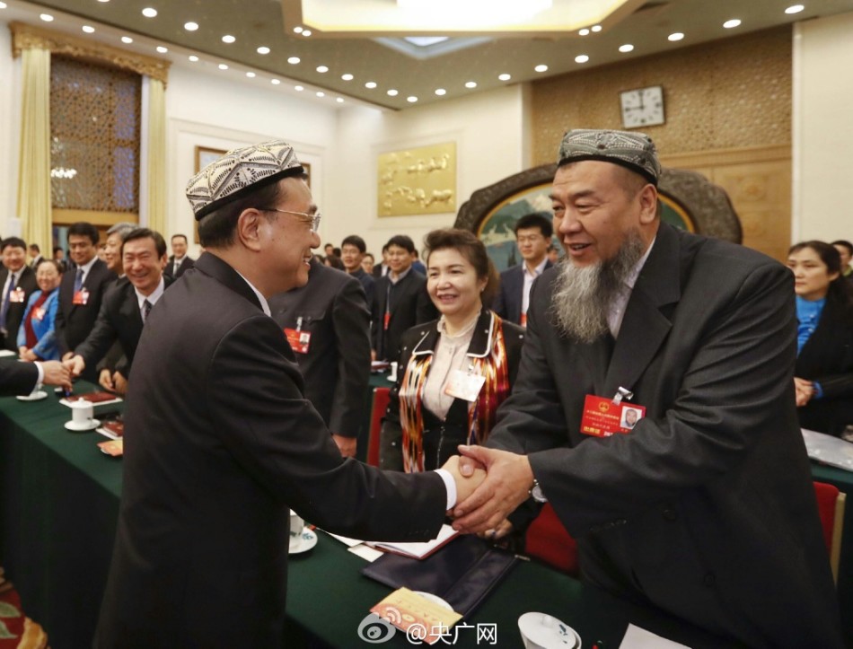 李克强来到新疆团：我要和每位代表握握手