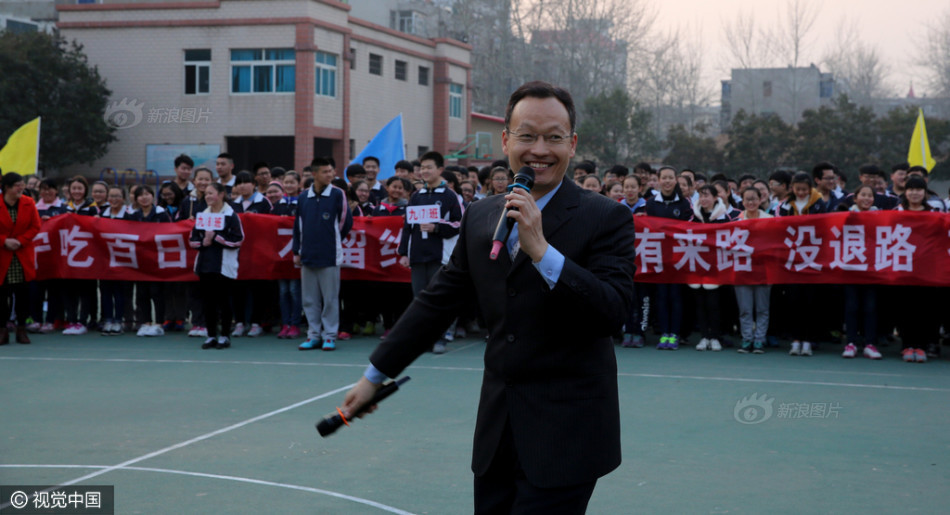 河南学生中考誓师大会拉横幅鼓励自我 - 新闻频