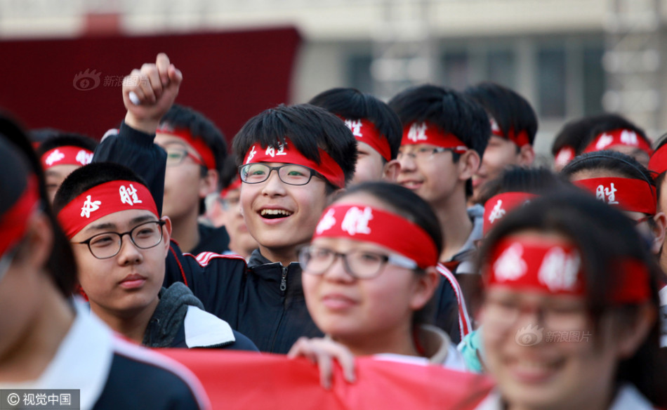 河南学生中考誓师大会拉横幅鼓励自我 - 新闻频