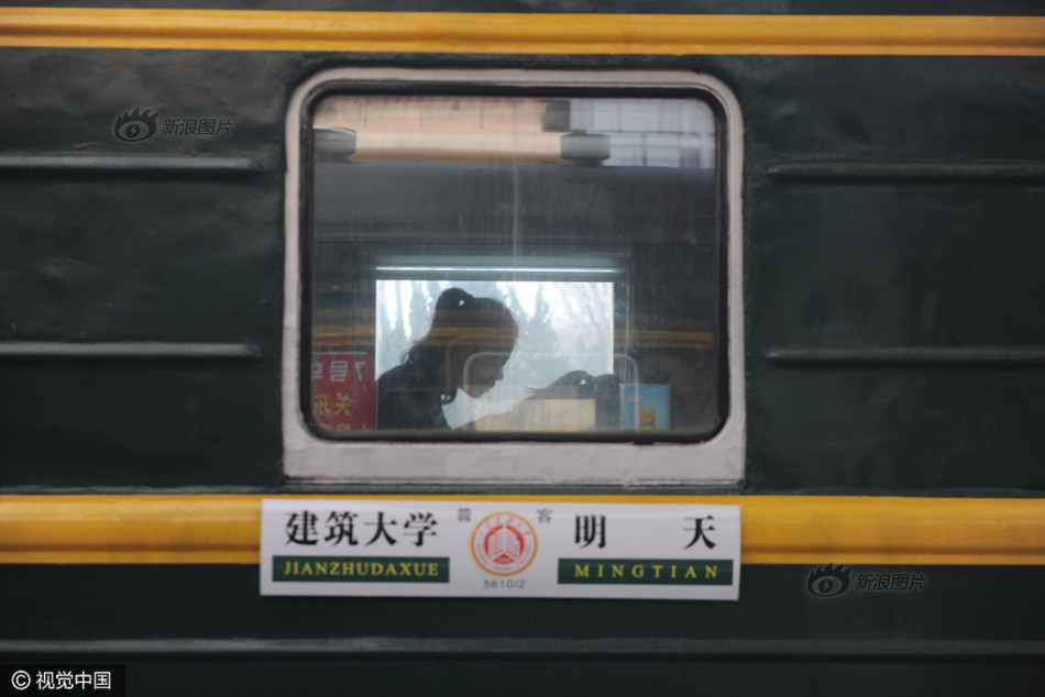 济南 绿皮火车变食堂  大学生吃饭赶火车 -- 佛山