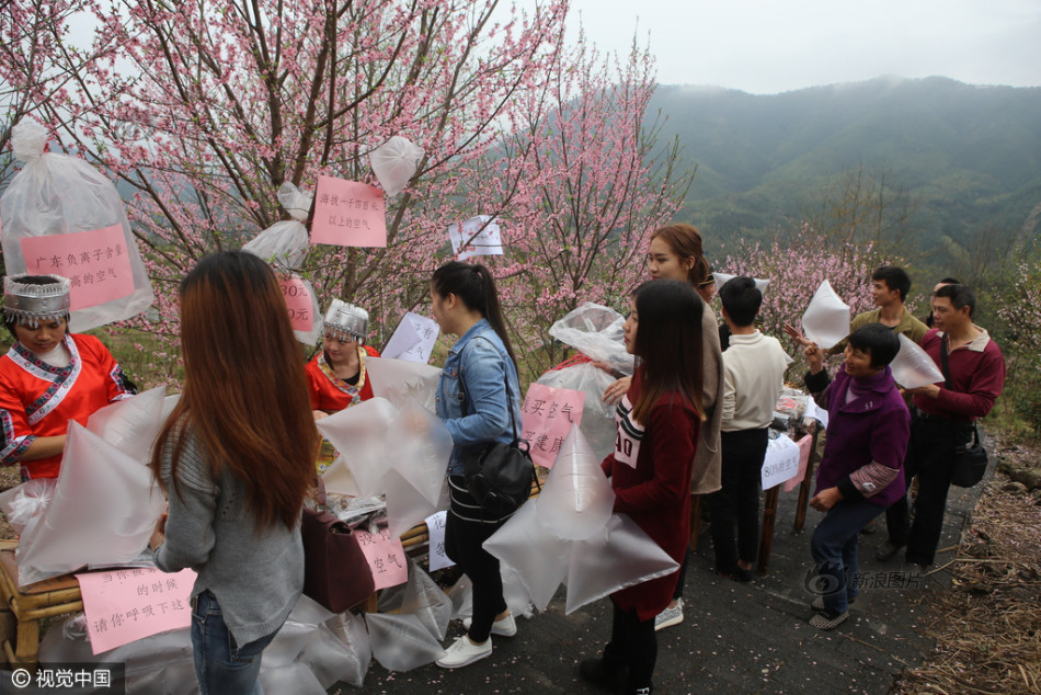山里人向游客兜售空气 每袋十元起