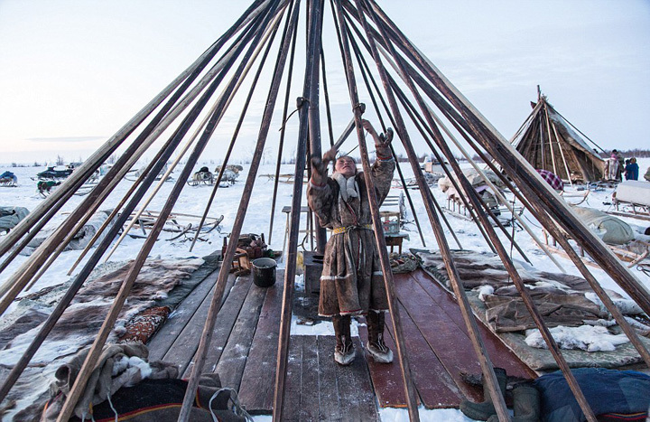 摄影师揭秘古老游牧族生活:生吃驯鹿肉,摄影师