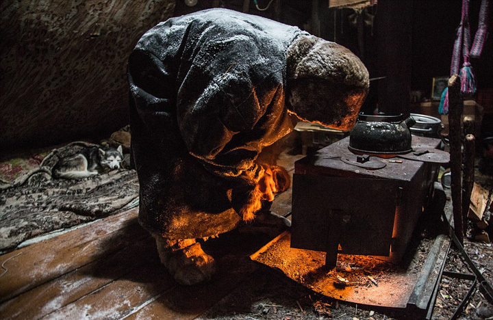 摄影师揭秘古老游牧族生活:生吃驯鹿肉,摄影师