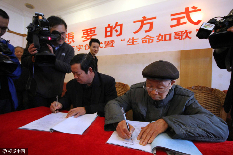 老人墓园签生前契约成江苏首例,老人墓园签