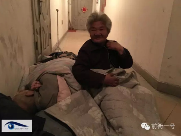 北京老人育4儿1女 却在儿子家门口楼道打地铺现场组图