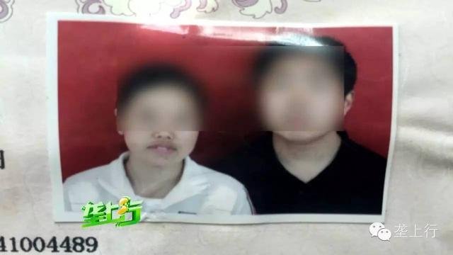 婆婆急抱孙儿子喜当爹