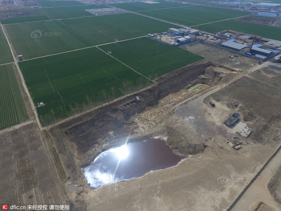 山东耕地现30米深“天坑” 充斥工业废水