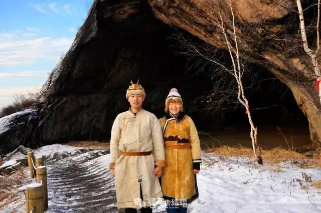 在呼伦贝尔鄂温克自治旗,二人身穿鄂伦春族服装.