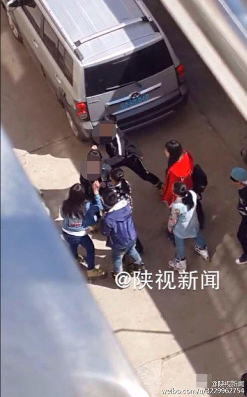 陕西女孩遭初中生围殴5分钟 被踹倒10多次