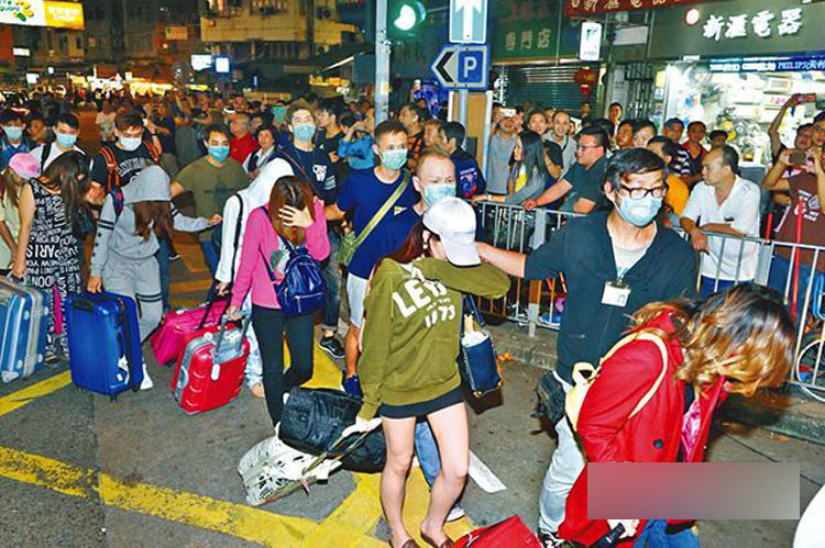 香港警察扫黄严查卖淫拘捕300妓女 引百人围观现场组图