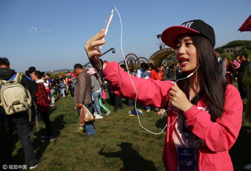 90后网络美女主播集中亮相直播,90后网络美女